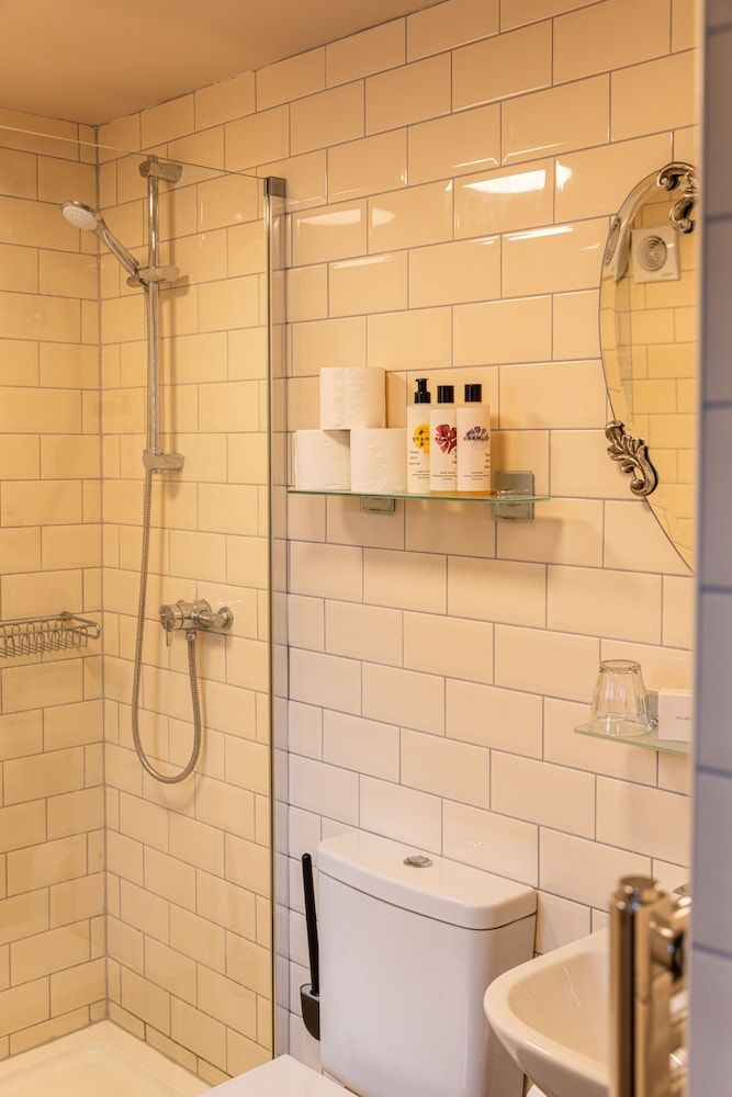 The Crown & Horns Basic Double Room, Ensuite (Small - (Room only)) 2