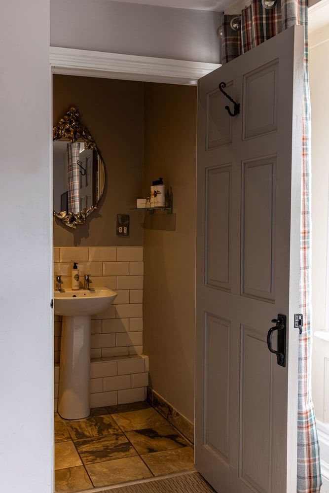 The Crown & Horns Basic Double Room, Ensuite (Small - (Room only)) 3