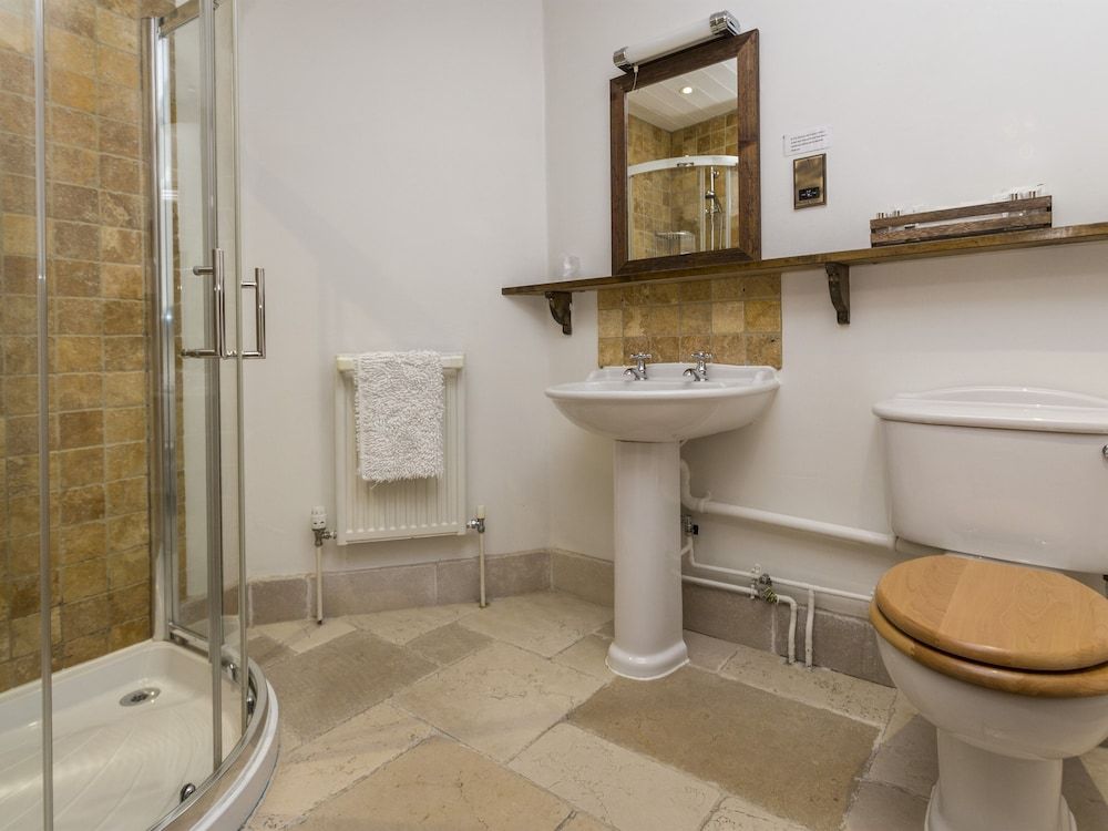 Blue Ball Inn Family Double or Twin Room, Ensuite 7