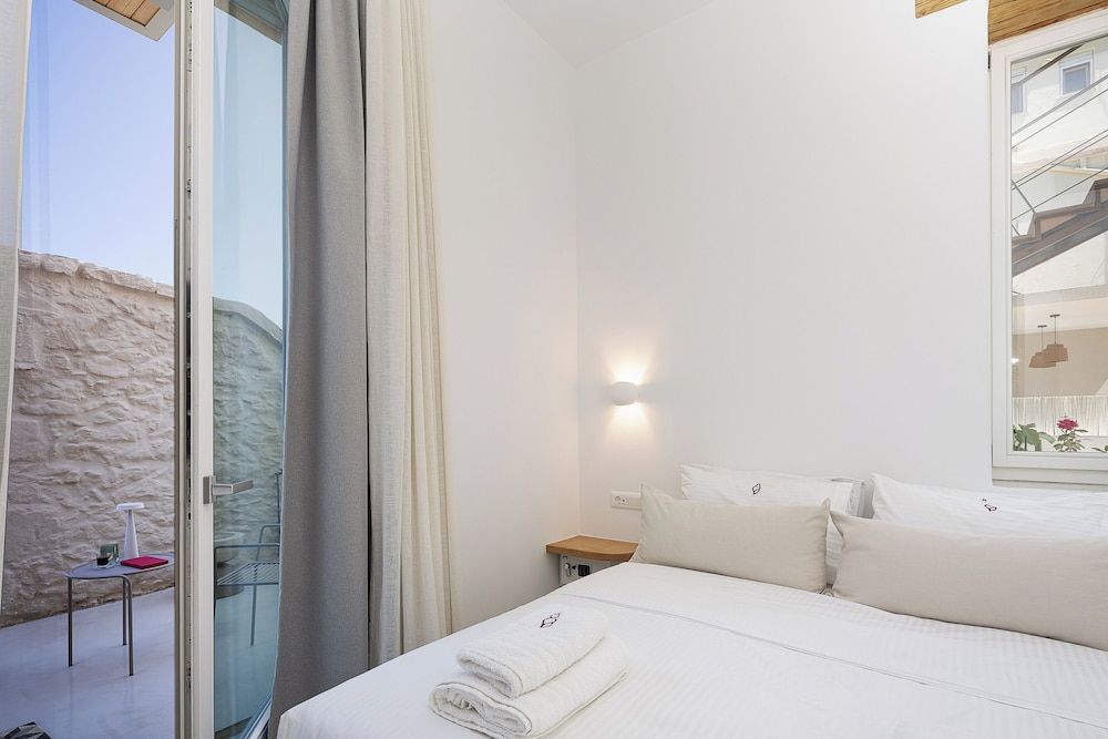 Standard Double Room, 1 Queen Bed, Balcony, Courtyard View Hub 01