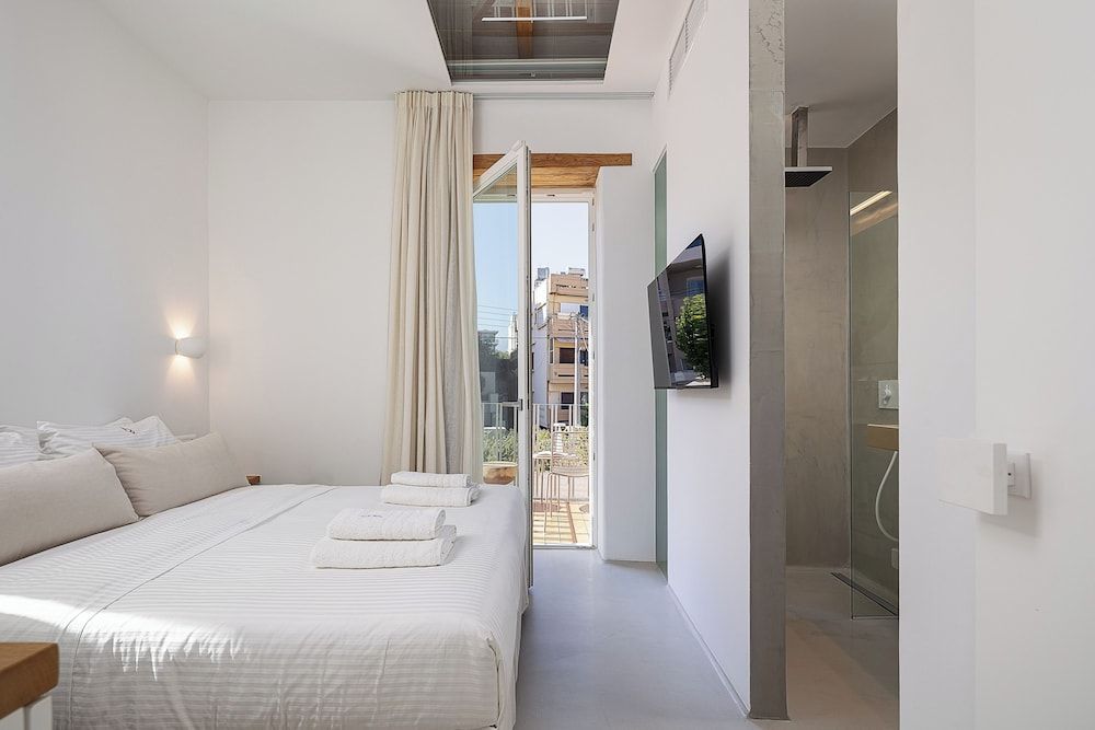 Standard Double Room, 1 Queen Bed, Balcony, Courtyard View Hub 04