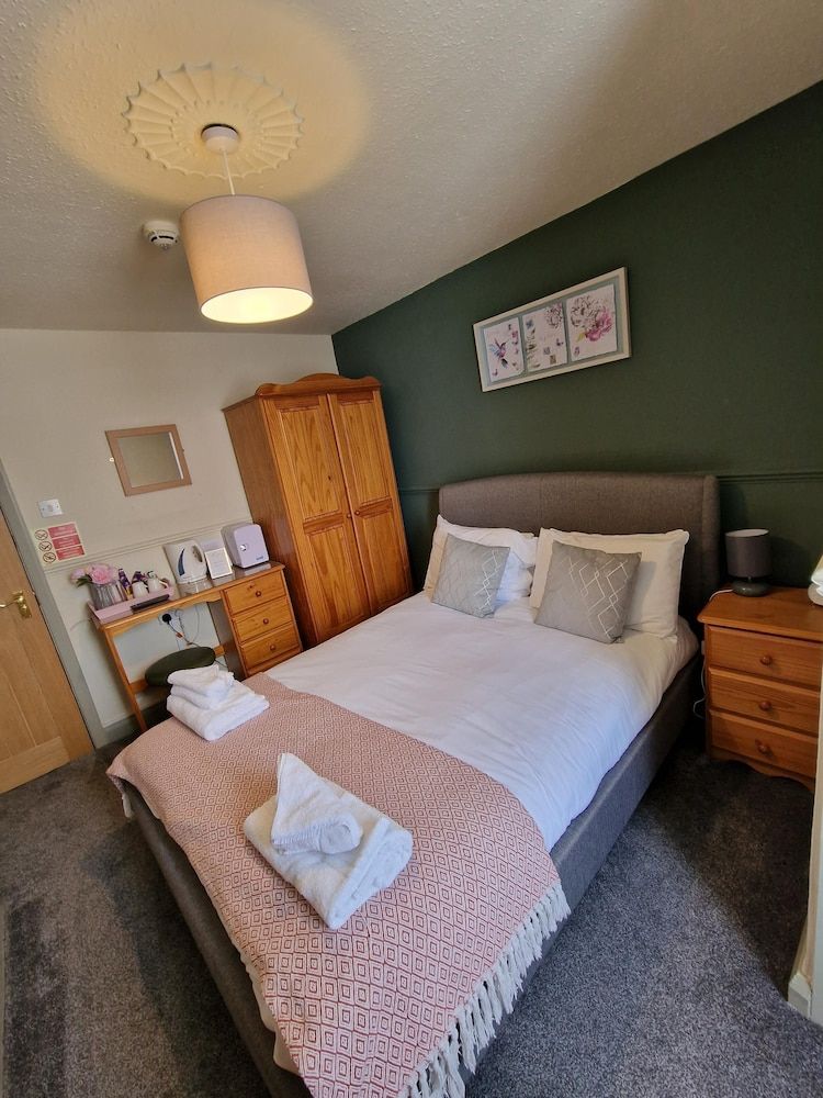 The Foresters Arms Comfort Double Room, Ensuite 2