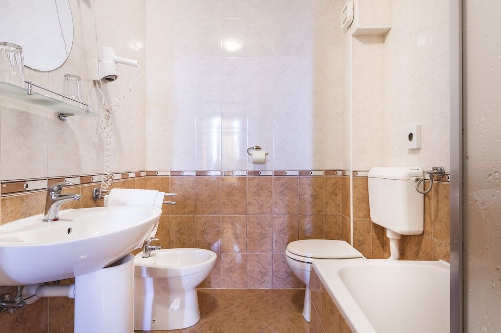 Hotel Miramare Njivice Double Room, Balcony, Sea View 5