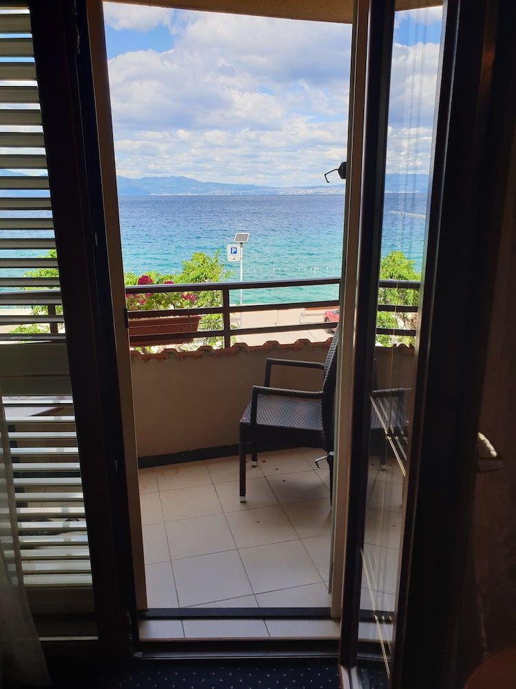 Hotel Miramare Njivice Triple Room, Balcony, Sea View 4