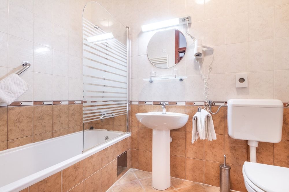 Hotel Miramare Njivice Triple Room, Balcony, Sea View 5