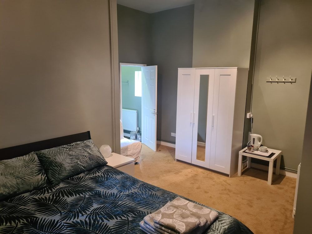 The Hen House Standard Double Room, Ensuite 3