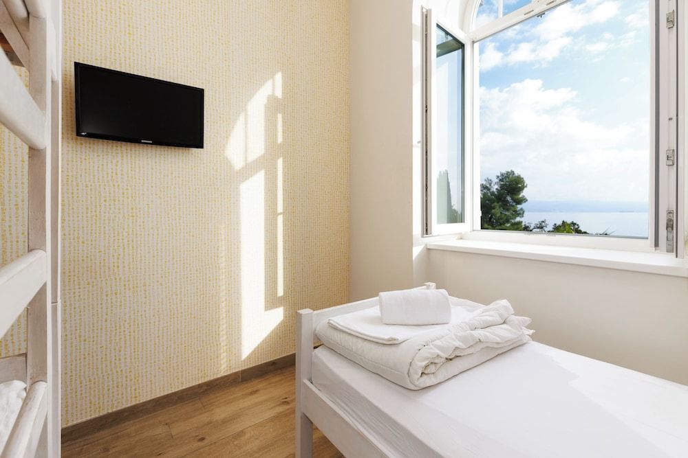 Hostel Link Triple Room, Sea View 6