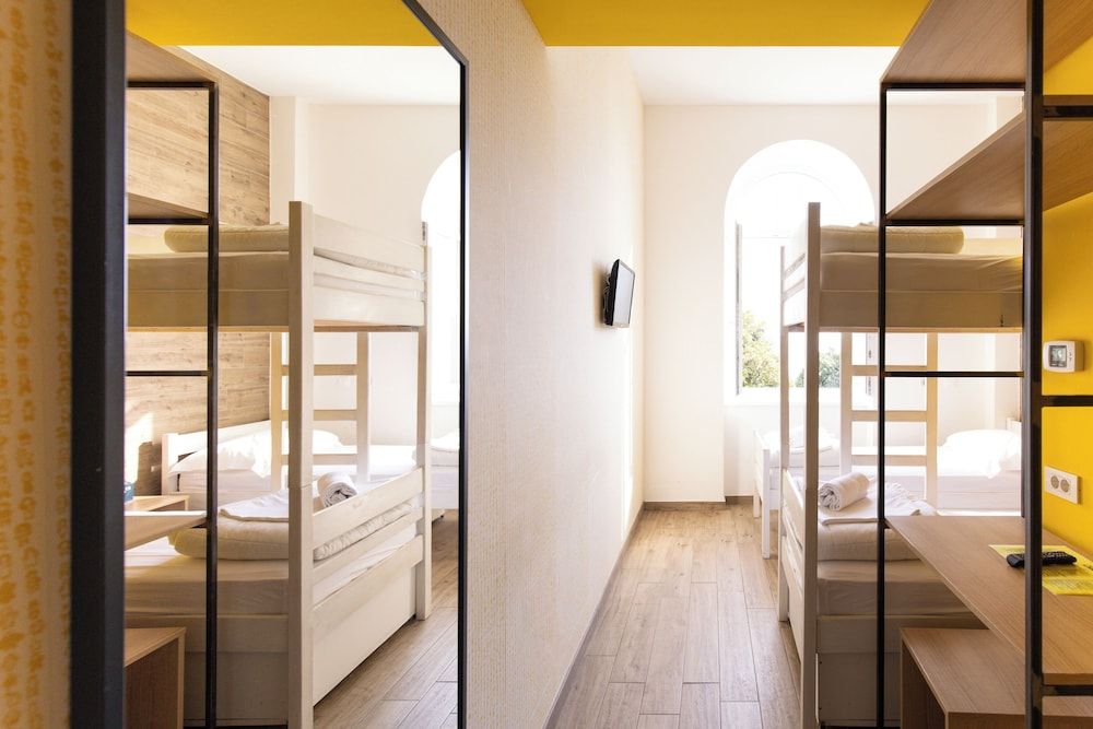 Hostel Link Triple Room, Garden View 4