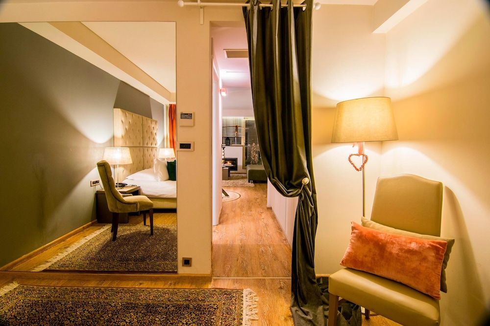 Golden Suites & Spa Executive Suite 4