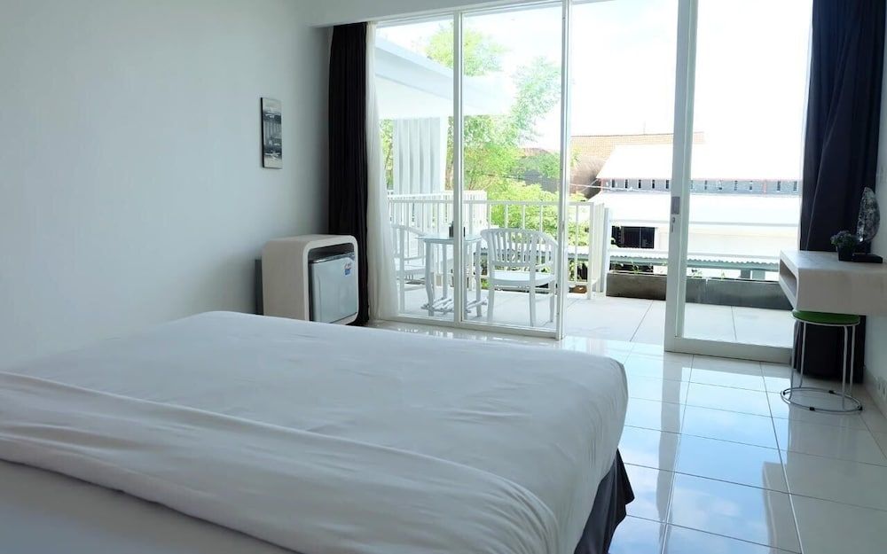 Superior Studio, Pool View
