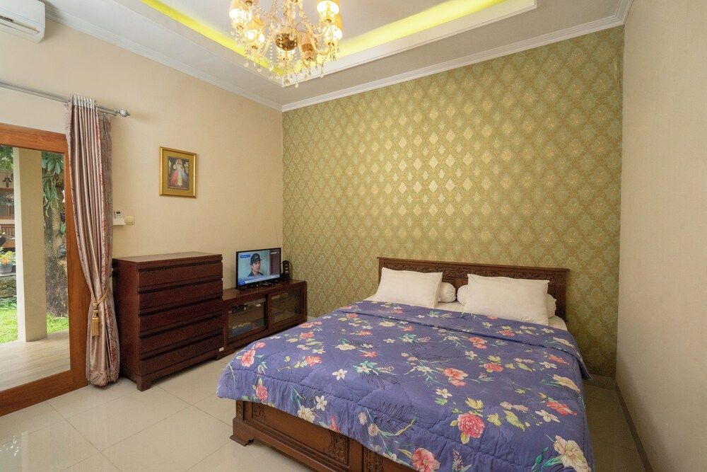 Griya Bayan Kraguman Classic Villa, 3 Bedrooms, Kitchen, Courtyard Area 4