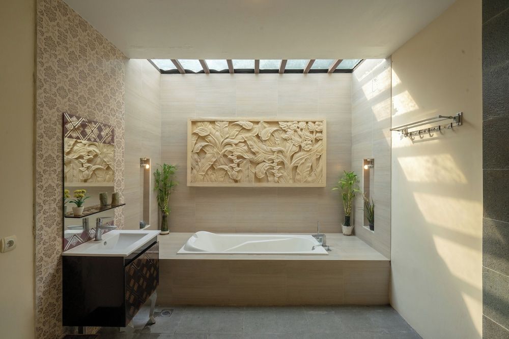 Griya Bayan Kraguman Classic Villa, 3 Bedrooms, Kitchen, Courtyard Area 2