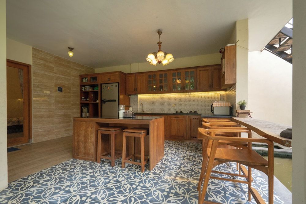 Griya Bayan Kraguman Classic Villa, 3 Bedrooms, Kitchen, Courtyard Area 6