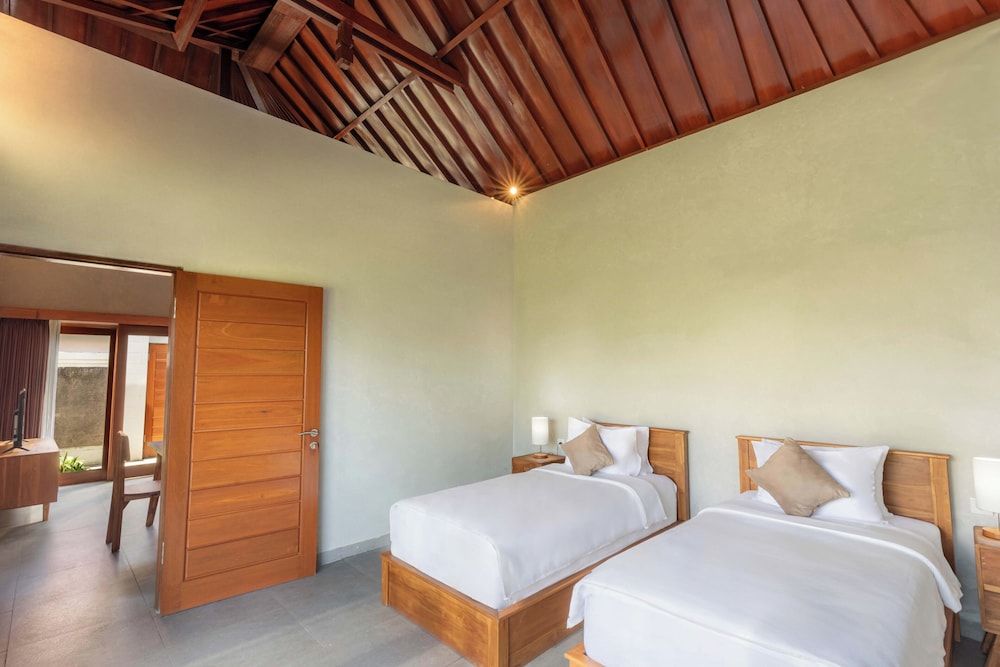 Comfort Villa, King and 2 Twin, Mountain or Pool View