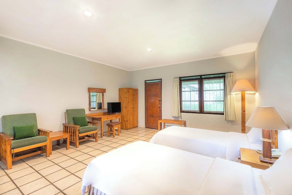 Grand Panorama Lembang Standard Twin Room, Garden View 6