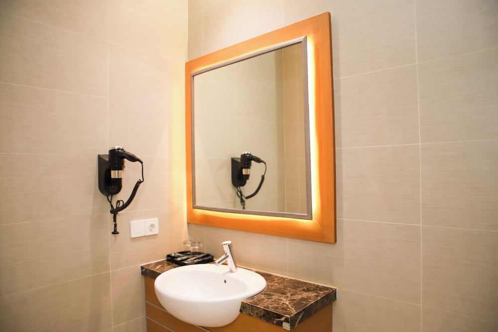 Front One Hotel Papua Lestari Deluxe Double Room 10