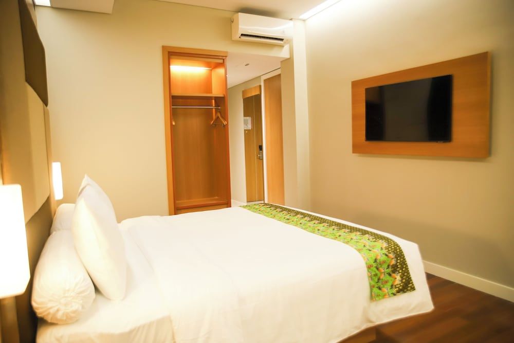 Front One Hotel Papua Lestari Deluxe Double Room 7