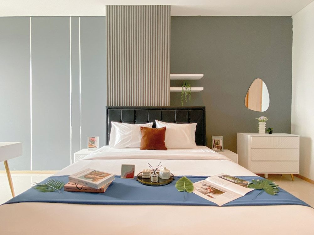 Modern Monochromatic 2Br Near Lrt Station At Apartment Samara Suites