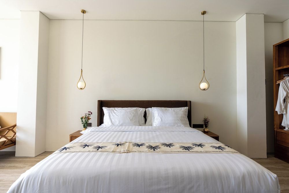 Tribhuwana Padma Lake Resort Luxury Suite, Balcony, Lake View 5