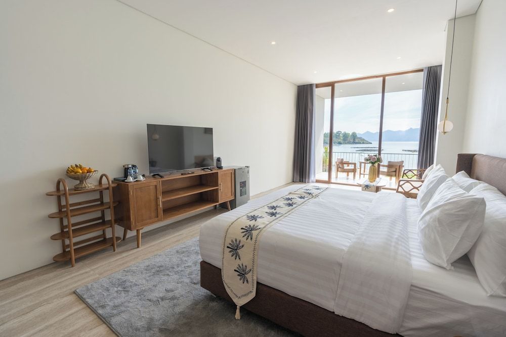 Tribhuwana Padma Lake Resort Luxury Suite, Balcony, Lake View 6