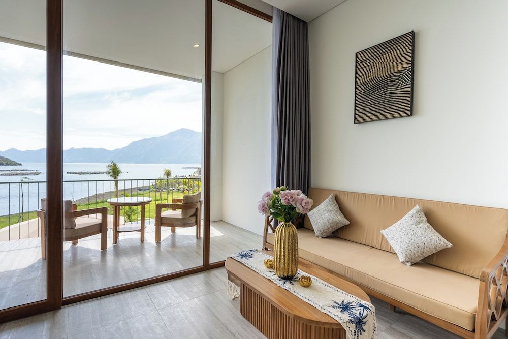 Tribhuwana Padma Lake Resort Luxury Suite, Balcony, Lake View 7