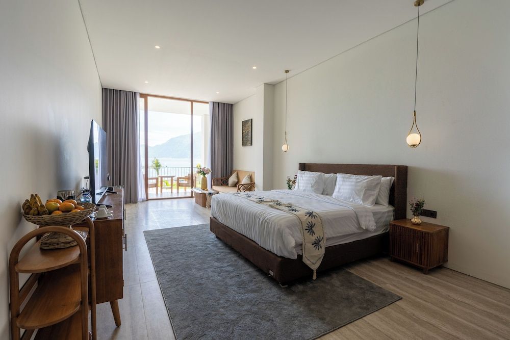 Tribhuwana Padma Lake Resort Luxury Suite, Balcony, Lake View 9