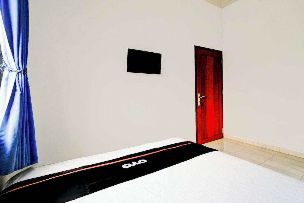 OYO 94818 Sabina House Syariah Standard Double Room 10