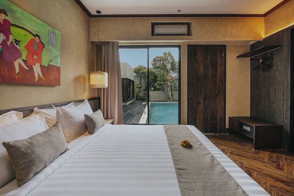 Luxury Room, 1 Queen Bed, Pool View