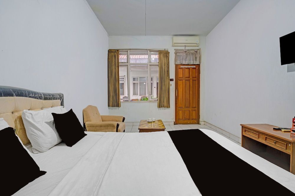 OYO 94802 Hotel Prima Deluxe Double Room 2