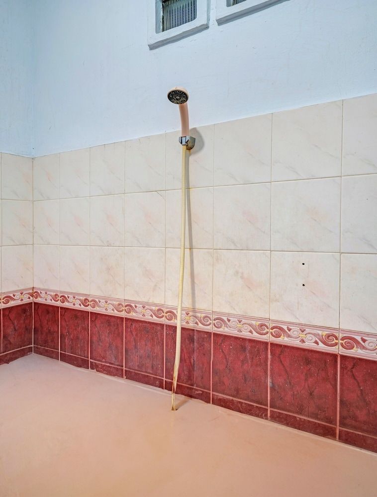 OYO 94802 Hotel Prima Standard Double Room 4