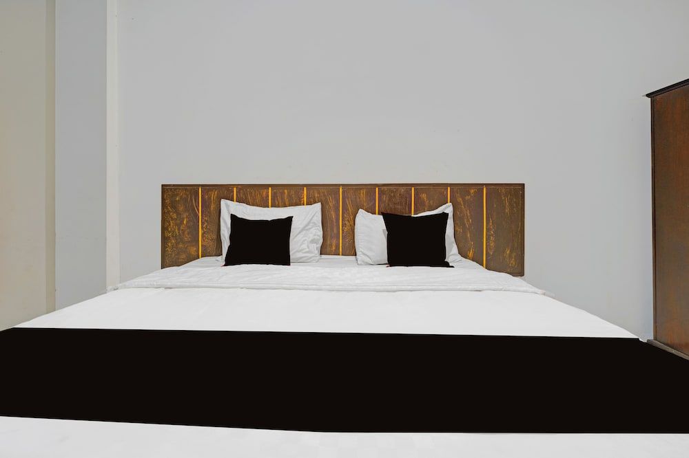 OYO 94802 Hotel Prima Standard Double Room 3