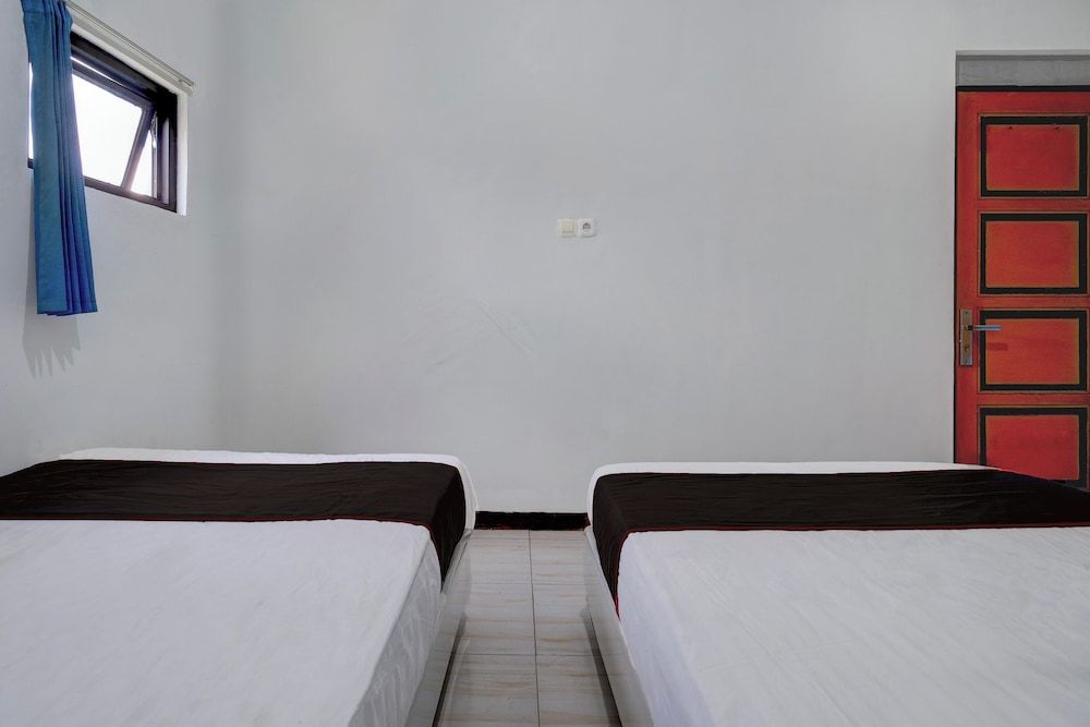 Hotel O 94843 Syariah Hj. Lilis Sukabumi Deluxe Twin Room 5