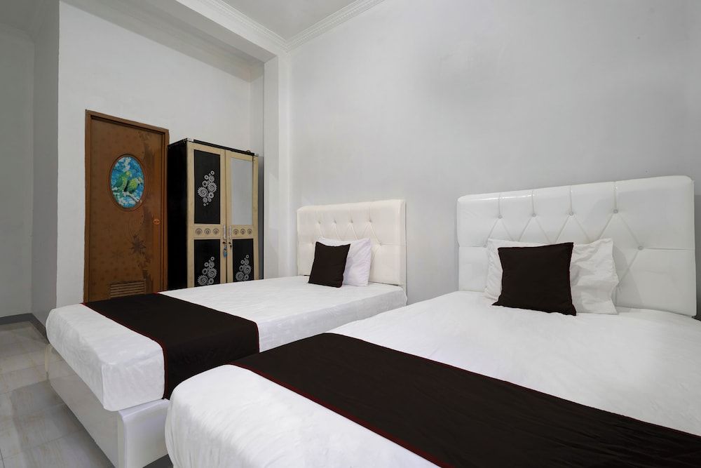 Hotel O 94843 Syariah Hj. Lilis Sukabumi Deluxe Twin Room 7