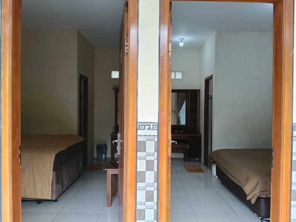 Dua Puteri Homestay Bromo Standard Double Room 4