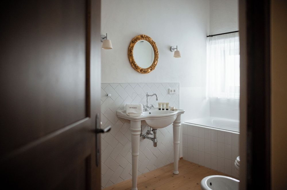 Castel Maurn Deluxe Suite, Garden View 3