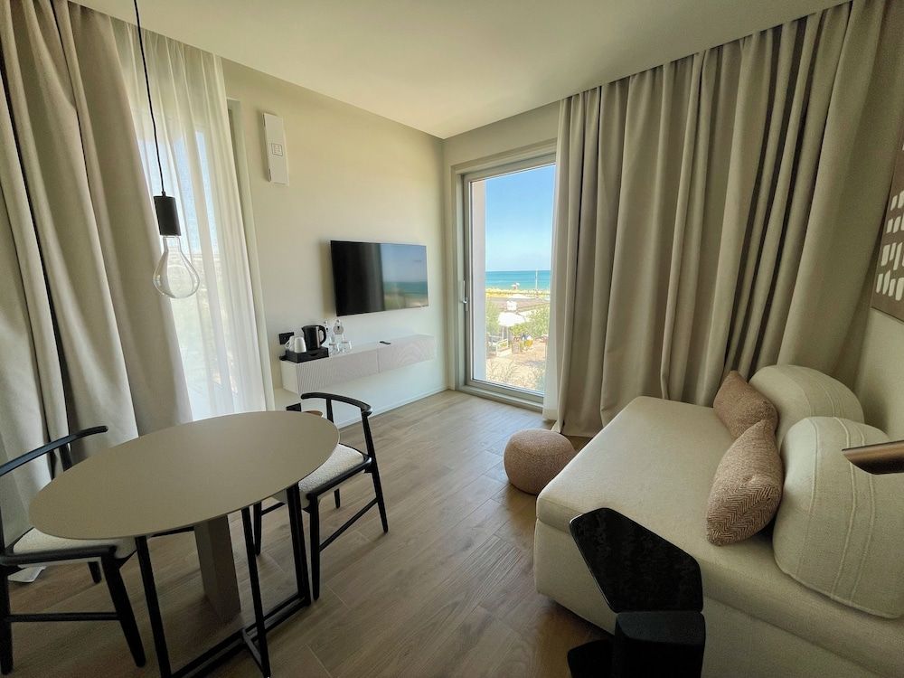 Opera Suite hotel Pesaro Junior Suite, Partial Sea View 6