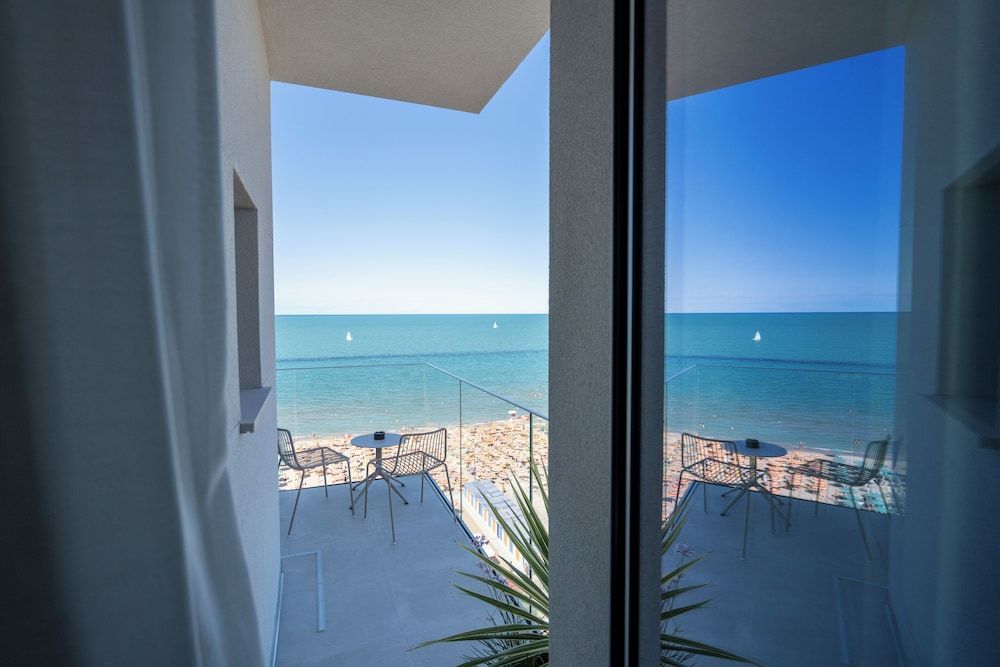 Opera Suite hotel Pesaro Deluxe Suite, Sea View, Beachfront 8