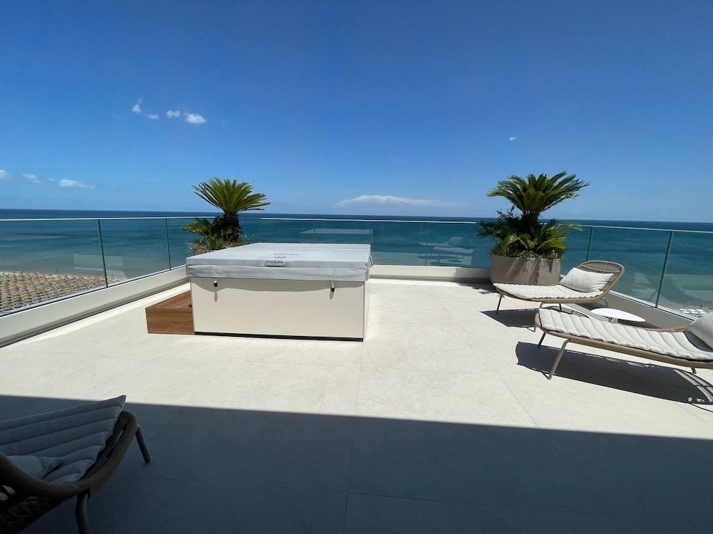 Opera Suite hotel Pesaro Executive Suite, Sea View, Beachfront 3