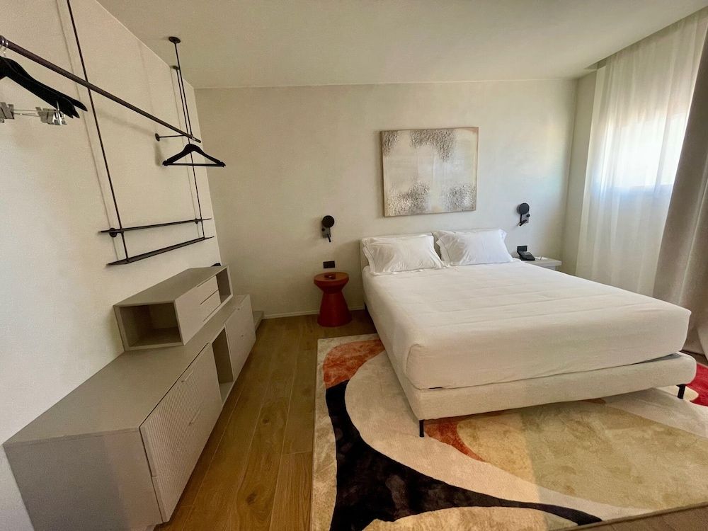 Opera Suite hotel Pesaro Deluxe Suite, Sea View, Beachfront 3