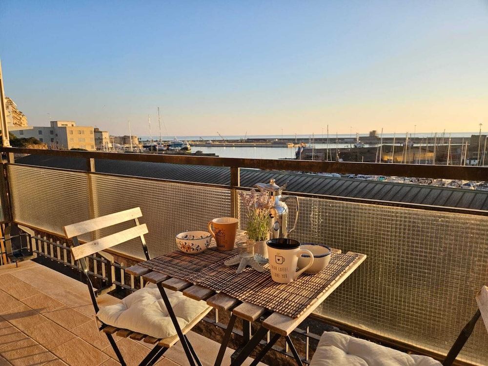 Guest House COLORS Deluxe Triple Room 8