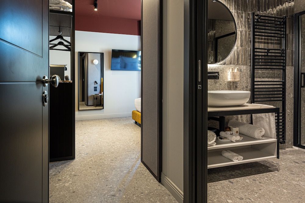 MIMESIS 11 - BOUTIQUE HOTEL - LAKE COMO Deluxe Room, Partial Lake View 3