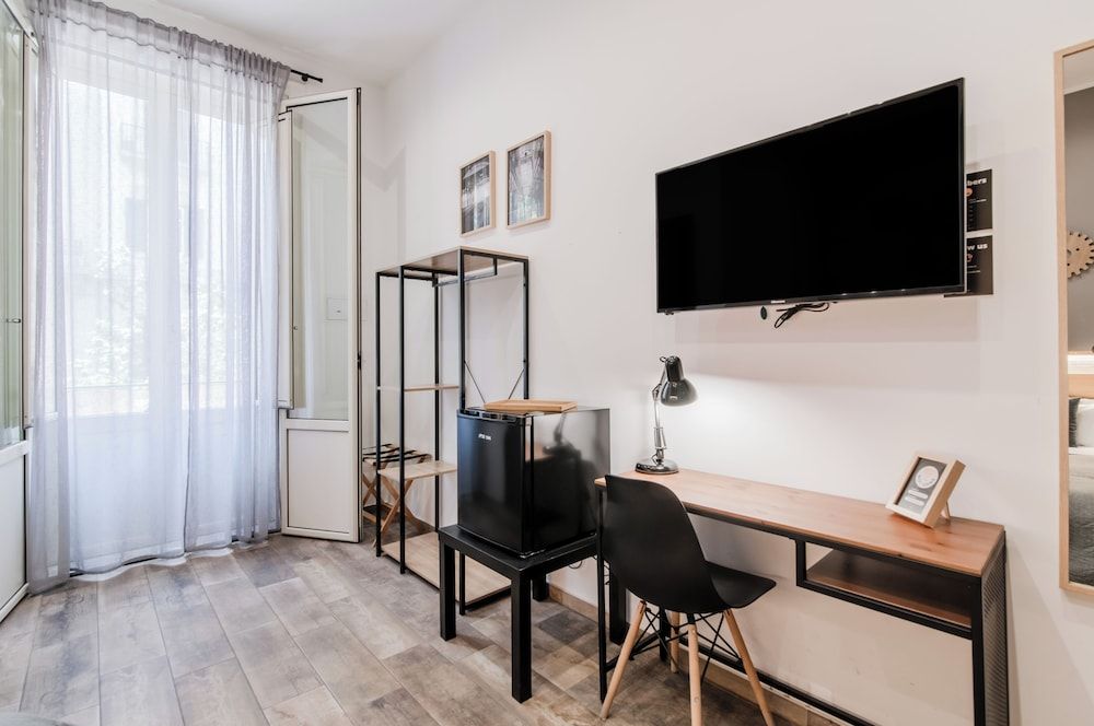 Economy Room, Balcony