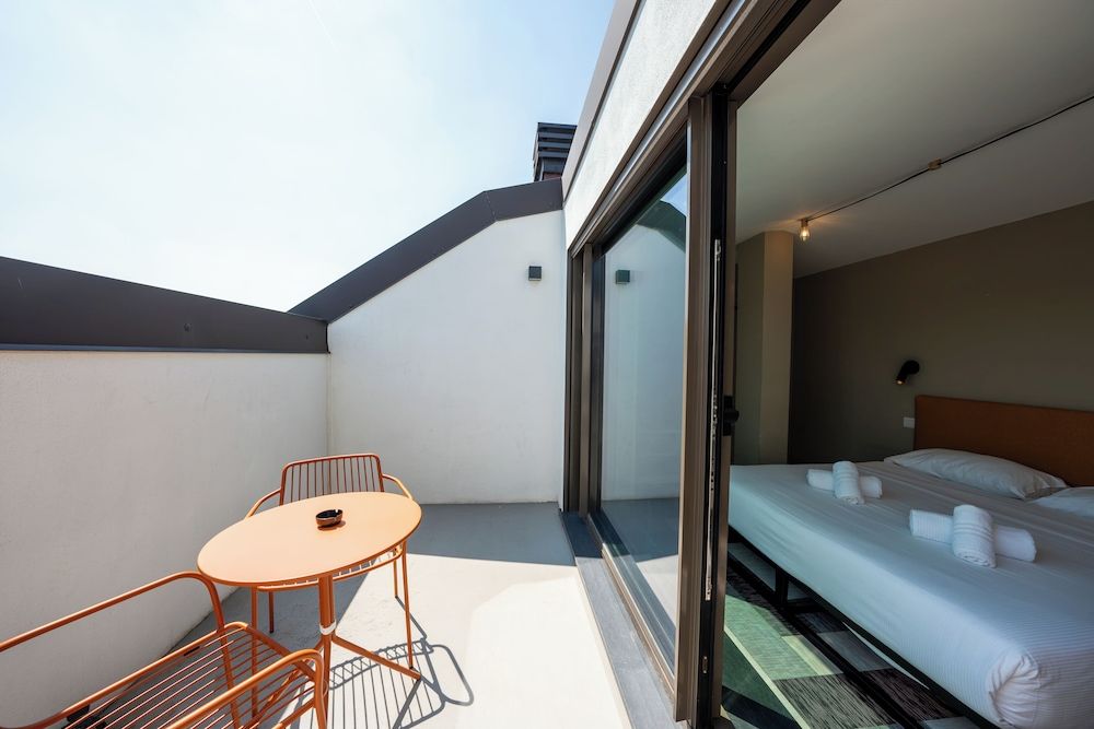 Suite, City View