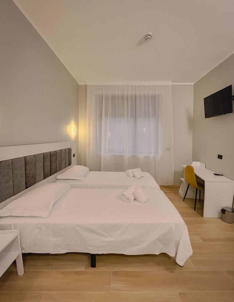 Hotel Garden Classic Double or Twin Room, Hill View 4