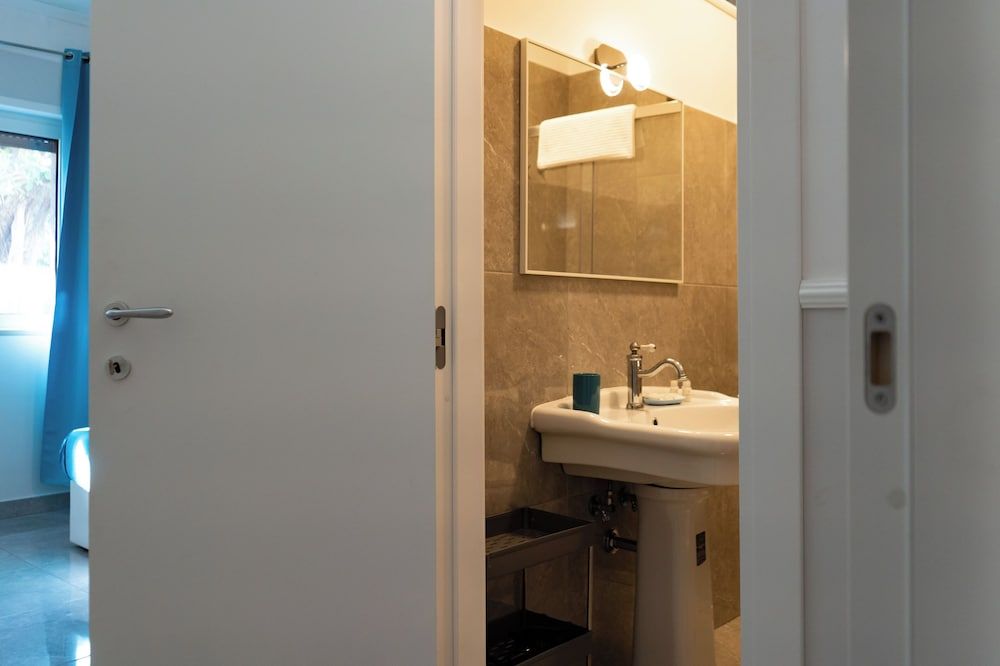 Royal Rooms Deluxe Quadruple Room, Garden View 9