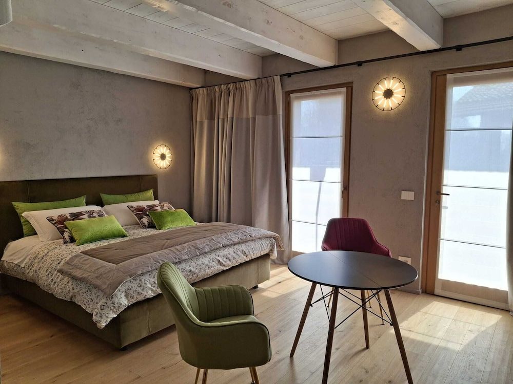 Decanter House Deluxe Triple Room 4