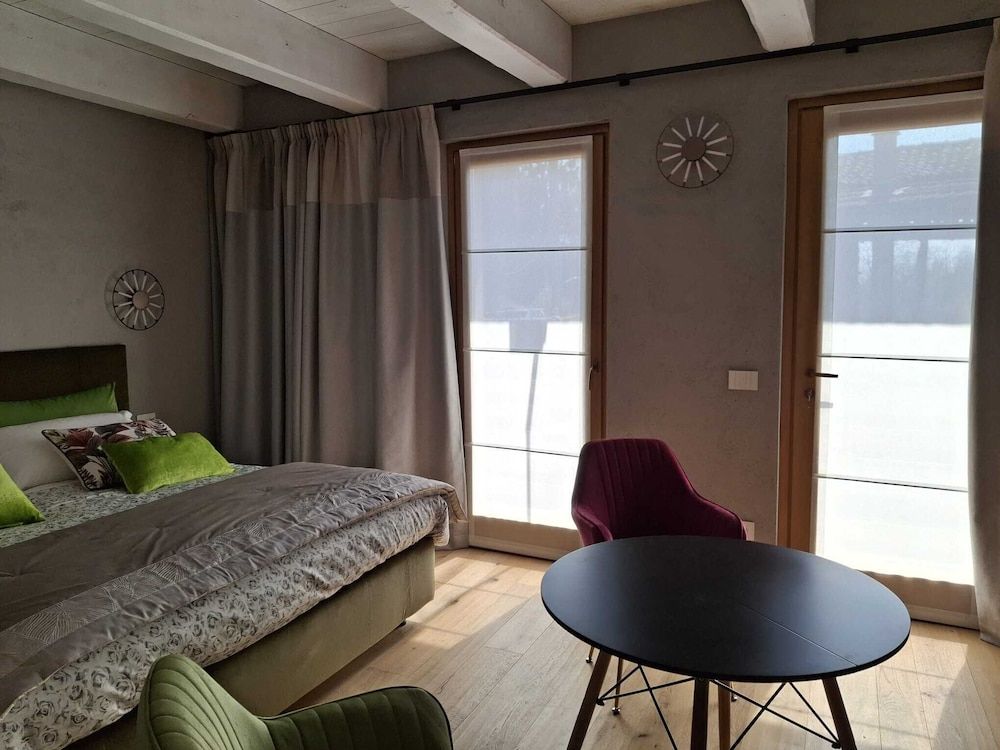 Decanter House Deluxe Triple Room 2