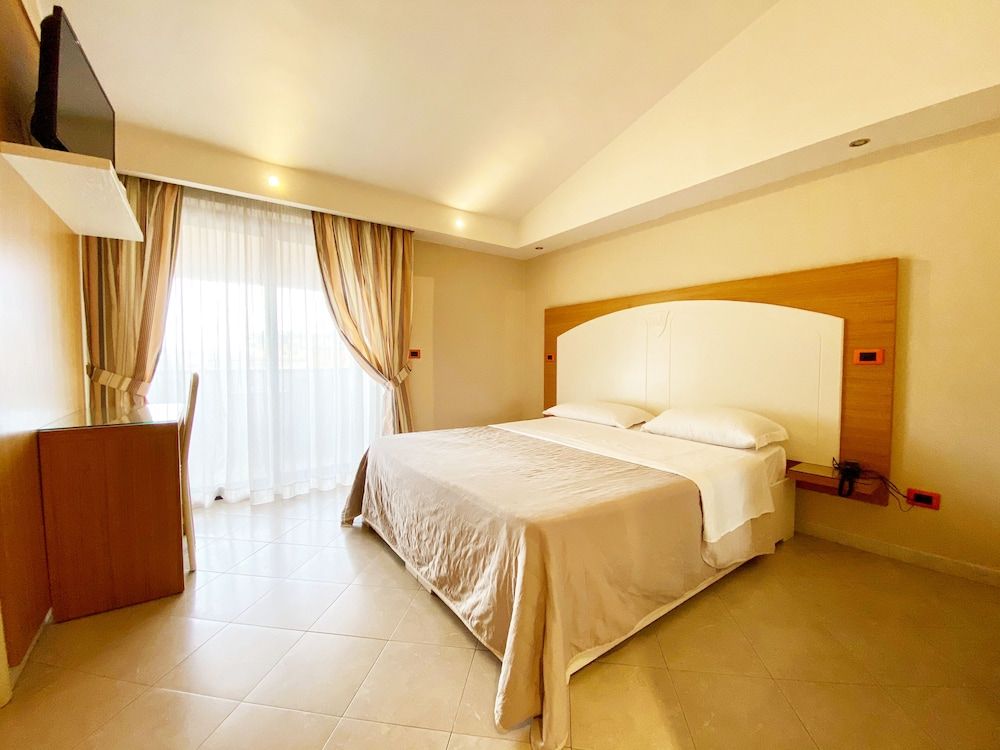 HOTEL BRIGANTI Deluxe Double or Twin Room 3