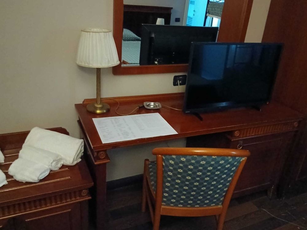 HOTEL LA FAYETTE LICOLA Matrimoniale con Lettino Standard 2