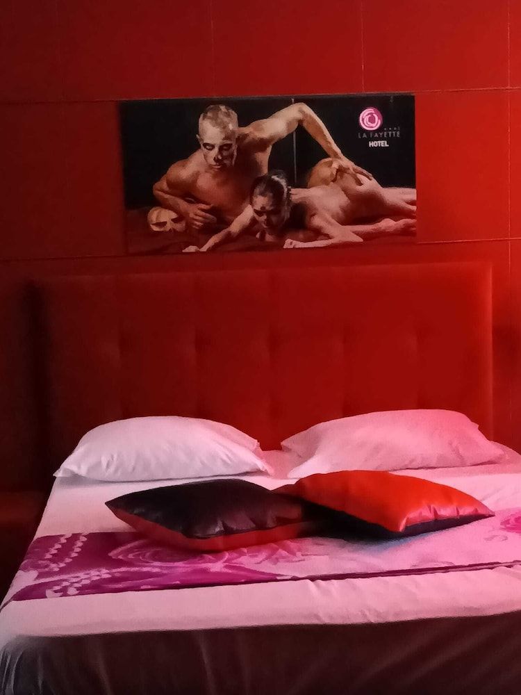 HOTEL LA FAYETTE LICOLA Suite Inferno con idromassaggio + Sauna Tailandese 2